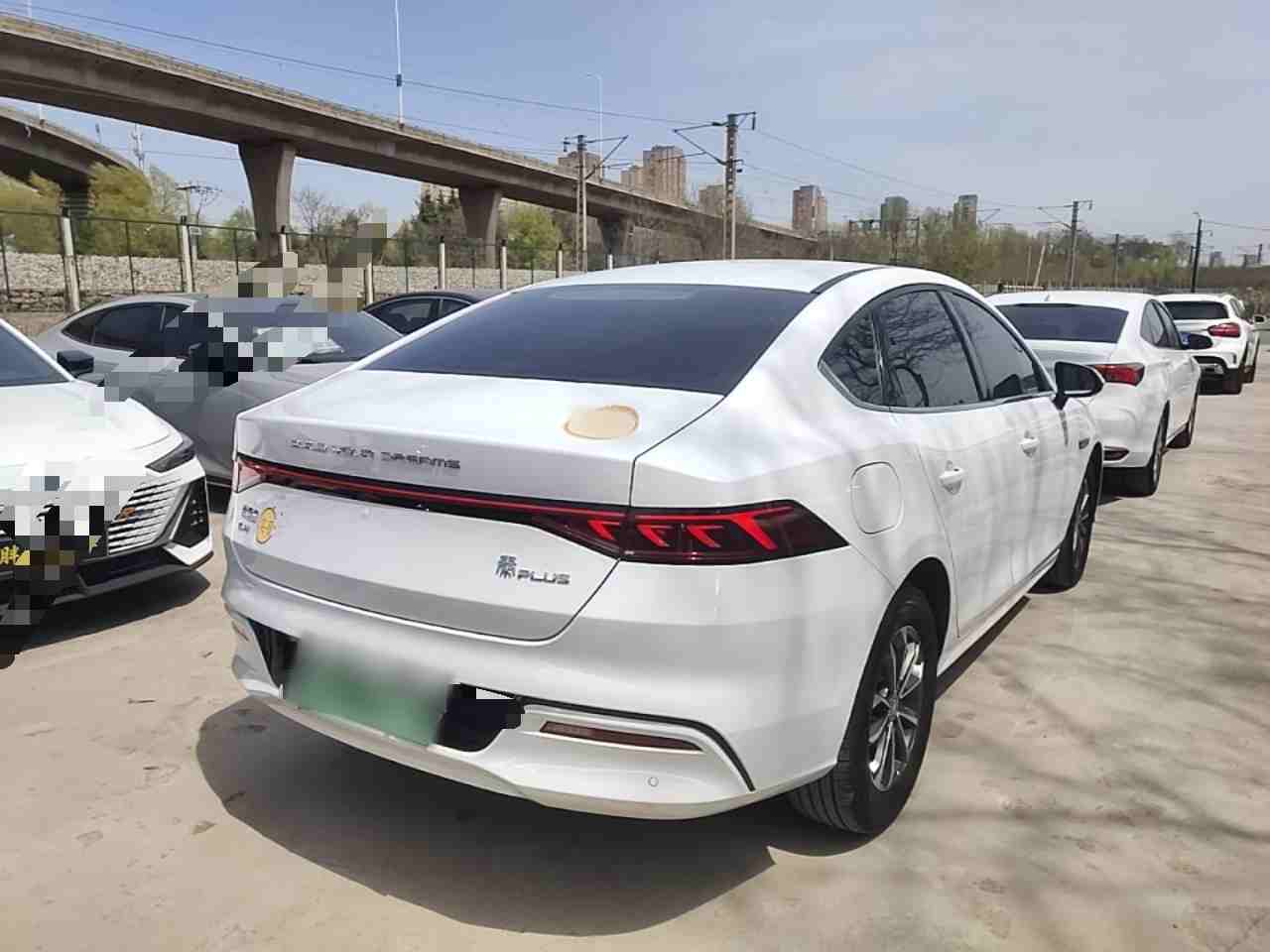 车辆右后45度外观展示