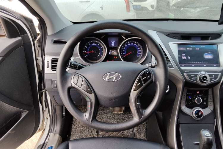 现代 朗动 2016款 1.6L 自动尊贵型局部细节13