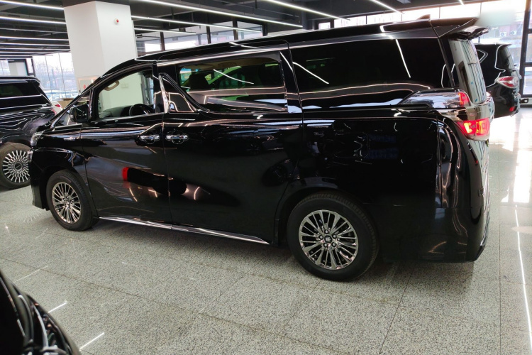 丰田 威尔法 2023款 皇冠 双擎 2.5L HV至尊版车身外观4