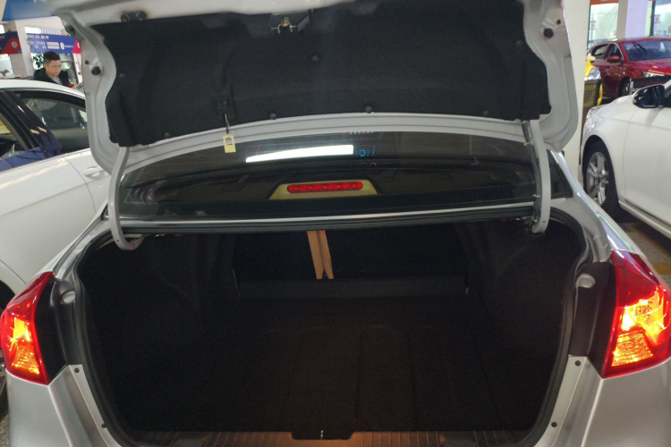 别克 凯越 2013款 1.5L 自动经典型机舱底盘23