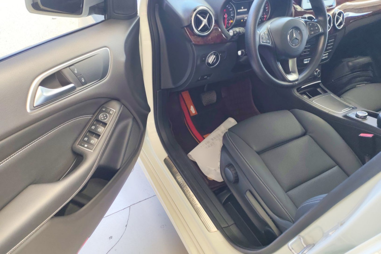 奔驰B级 2015款 B 200 动感型中控内饰20