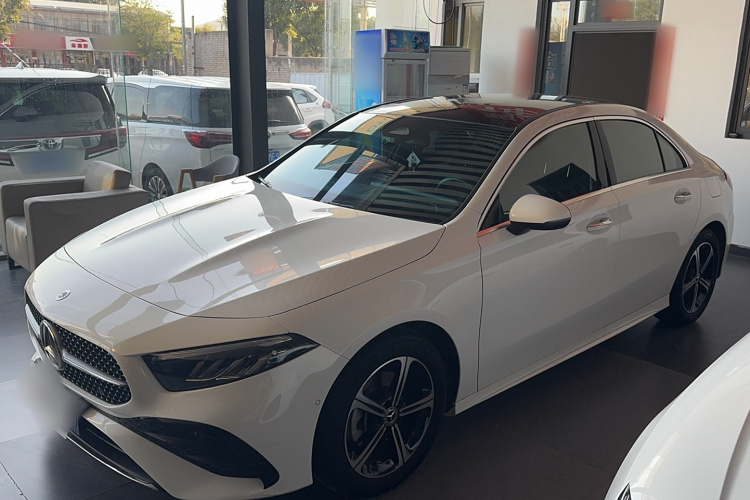 奔驰A级 2023款 A 200 L 时尚型车身外观1