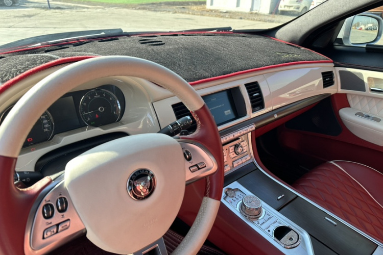 捷豹XF 2015款 XF 2.0T 风华版中控内饰7008