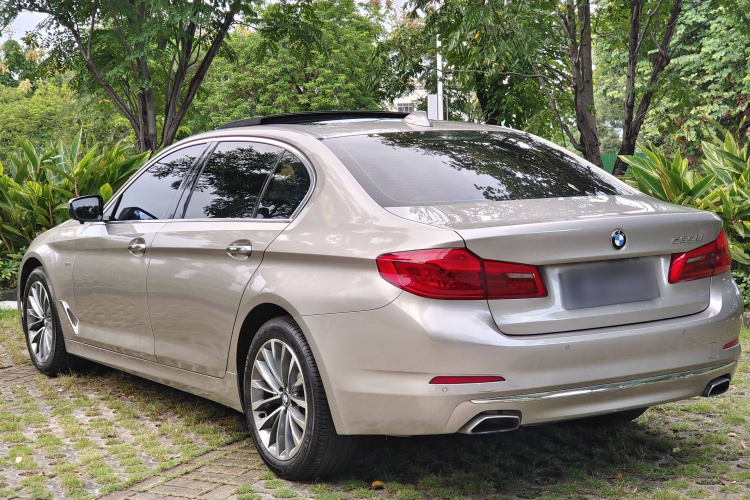 宝马5系 2018款 改款 530Li 领先型 豪华套装车身外观6006