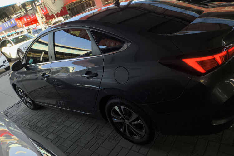 长安 逸动 2022款 PLUS 1.6L GDI CVT豪华型车身外观4