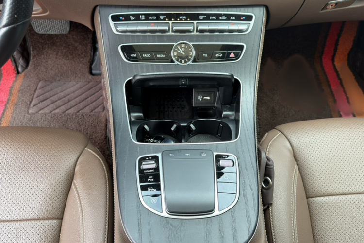 奔驰E级 2020款 改款 E 300 L 运动时尚型中控内饰7002