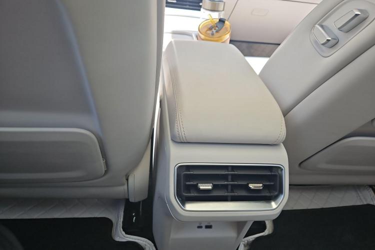 哪吒汽车 哪吒L 2024款 增程 310 闪充PRO版中控内饰7008