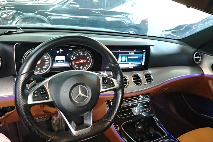 奔驰E级 2017款 E 200 运动型中控内饰12