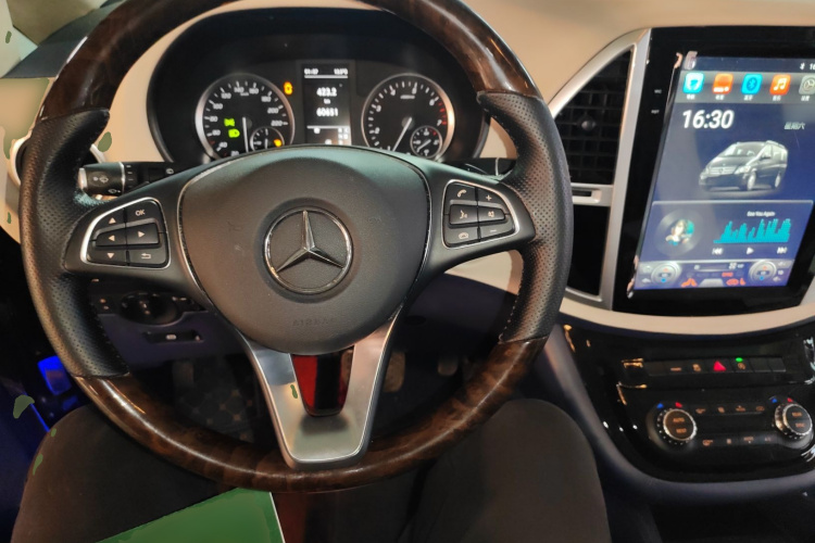 奔驰 威霆 2020款 2.0T 商务版 7座中控内饰12