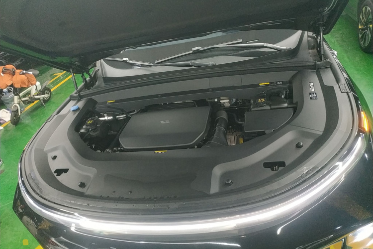 理想汽车 理想L8 2023款 Max机舱底盘24