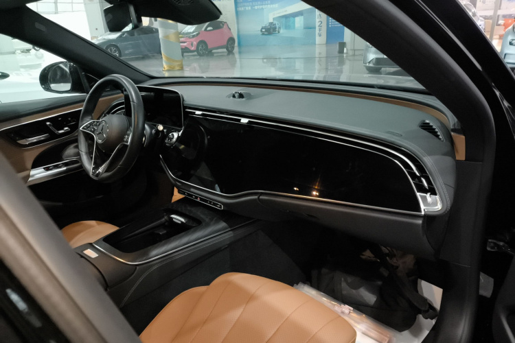 奔驰E级(进口) 2024款 E 300 豪华型运动版中控内饰12