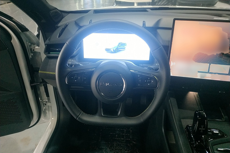 领克03 2025款 1.5TD DCT冠军版Pro中控内饰13