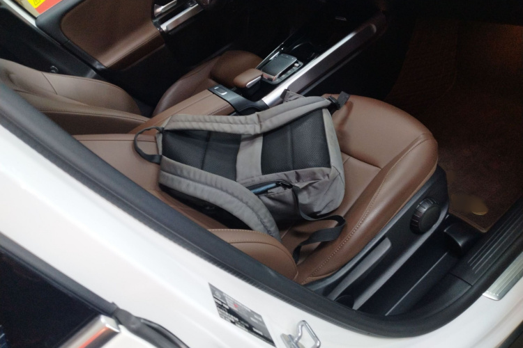 奔驰GLB 2023款 GLB 220 动感型局部细节41