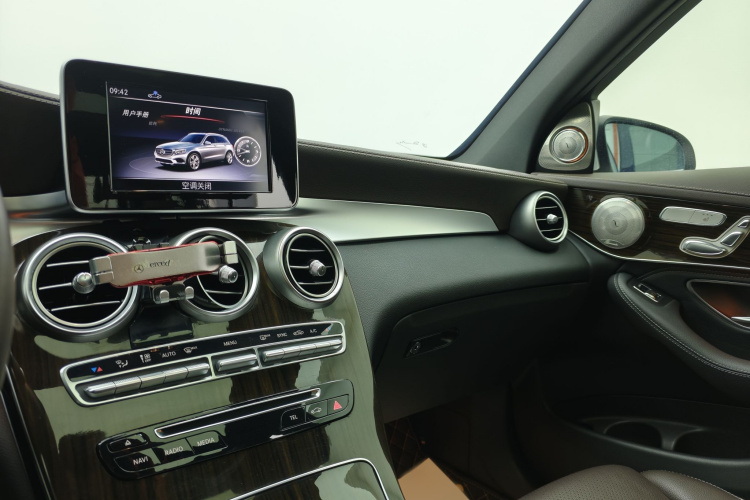 奔驰GLC 2018款 改款 GLC 260 4MATIC 动感型中控内饰7008