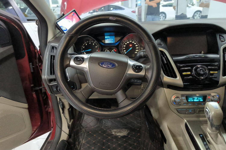 福特 福克斯 2012款 三厢 1.6L 自动风尚型中控内饰13