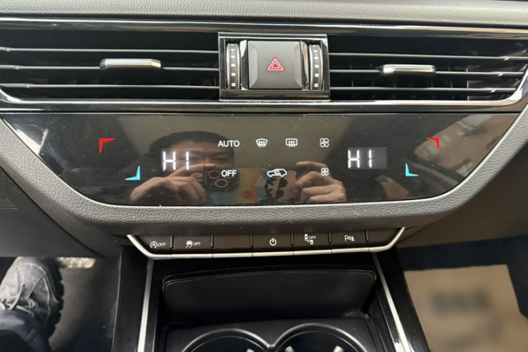 红旗HS5 2019款 2.0T 智联旗享版中控内饰7003