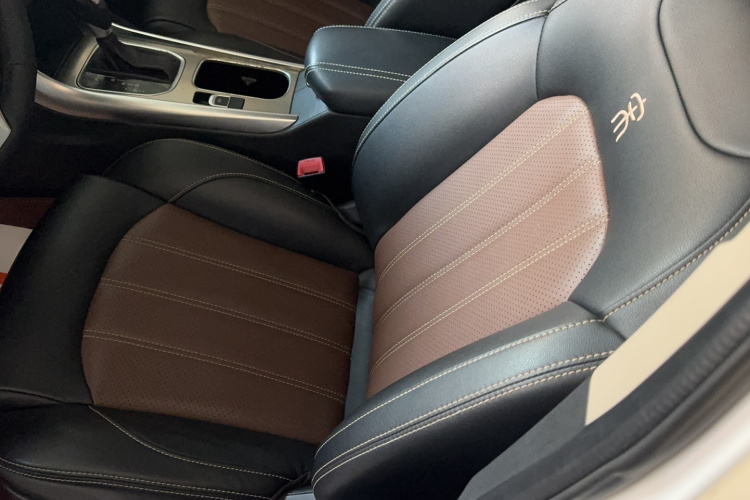 比亚迪 宋 2016款 盖世版 1.5TID 自动精英型局部细节19