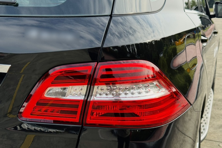 奔驰M级 2014款 ML 400 4MATIC动感型车身外观6008