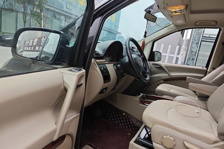 奔驰 唯雅诺 2013款 3.0L 舒适版中控内饰20