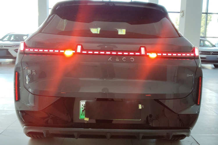 领克08 EM-P 2025款 220km 四驱性能Halo车身外观6