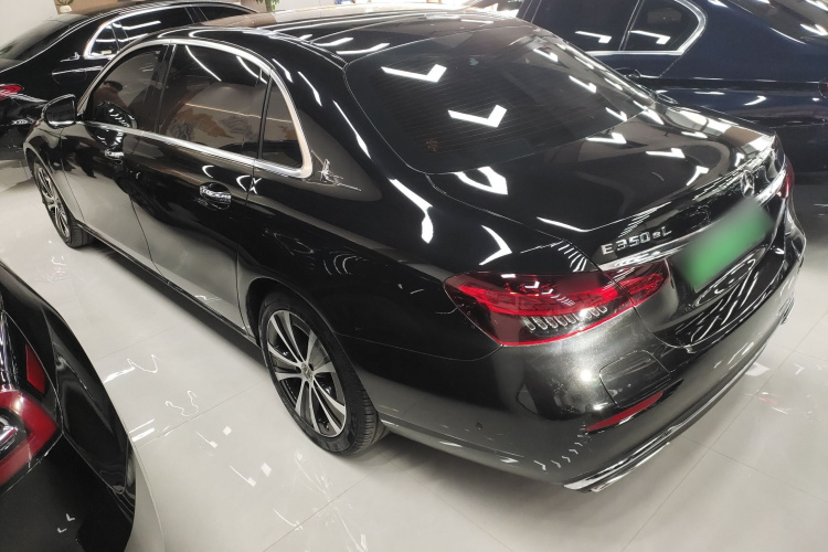 奔驰E级新能源 2023款 E 350 e L 插电式混合动力轿车车身外观4