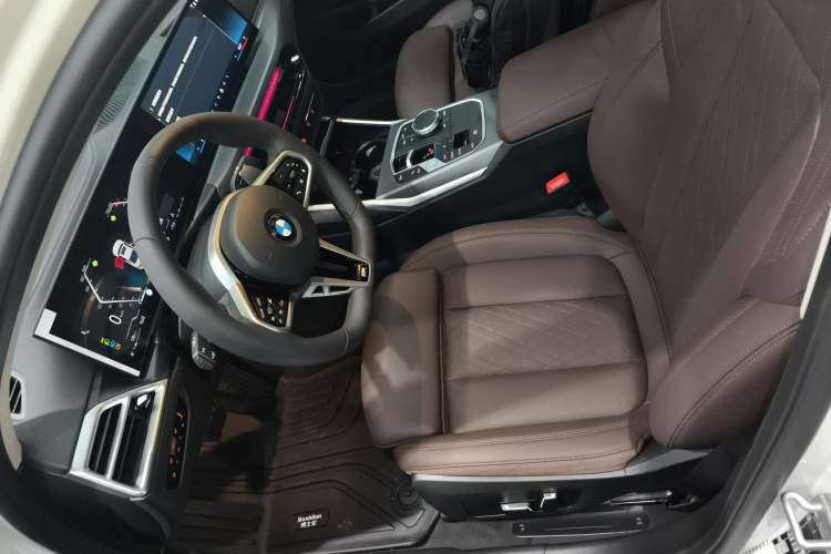 宝马3系 2025款 325i M运动套装中控内饰19