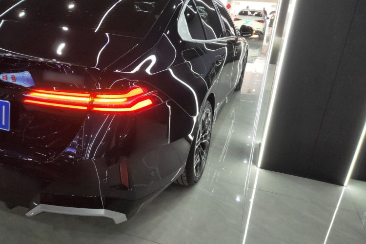 宝马5系 2025款 530Li 尊享型 M运动套装车身外观9