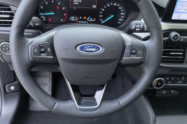 福特 福克斯 2020款 三厢 EcoBoost 180 自动锋潮型中控内饰7009