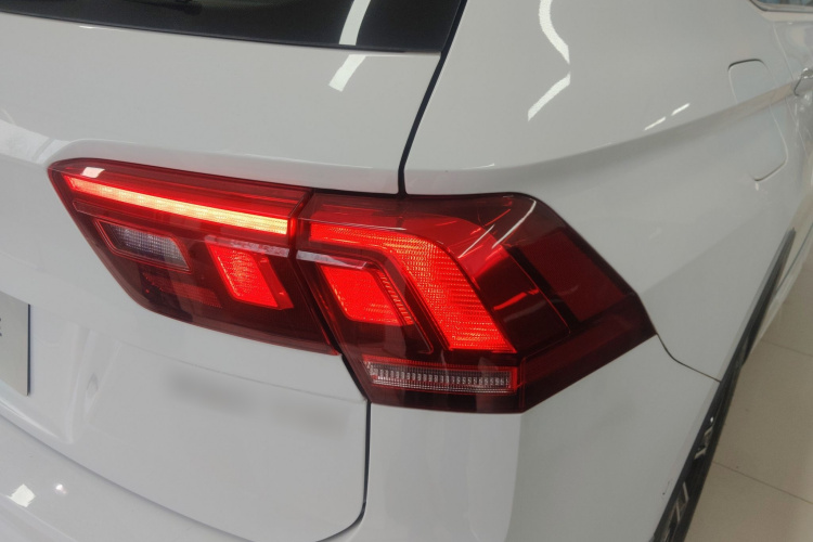 大众 途观L 2024款 出众款 330TSI 自动两驱R-Line龙耀版车身外观9