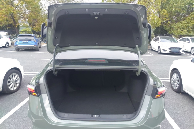 吉利汽车 2022款 缤瑞COOL 1.5T DCT电掣版机舱底盘23