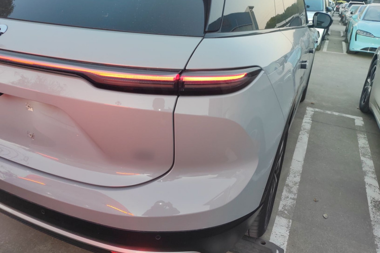 蔚来ES6 2024款 75kWh车身外观9