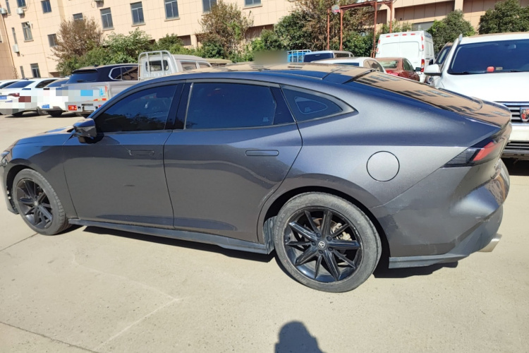 长安UNI-V 2022款 1.5T 尊贵型车身外观4