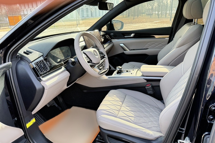 比亚迪 唐新能源 2024款 DM-i 荣耀版 112KM 尊荣型中控内饰7004