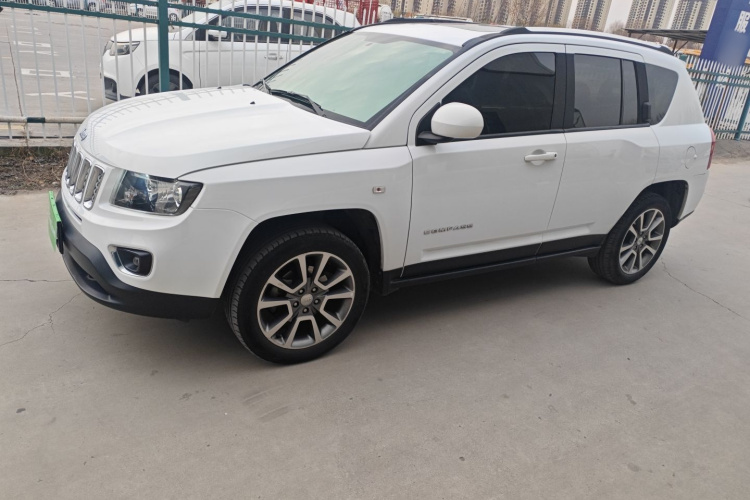 Jeep 指南者(进口) 2014款 改款 2.4L 四驱豪华导航版车身外观4