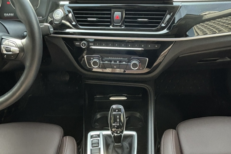 宝马1系 2022款 125i M运动曜夜版中控内饰7006