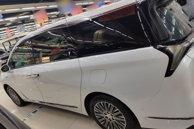 别克GL8新能源 2024款  陆尊 奢享版 7座车身外观4