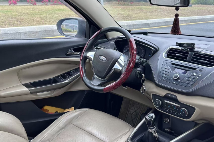 福特 福睿斯 2015款 1.5L 手动时尚型中控内饰7007