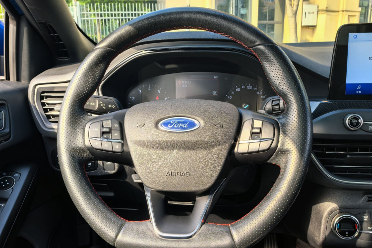 福特 福克斯 2020款 三厢 EcoBoost 180 自动ST Line中控内饰7010