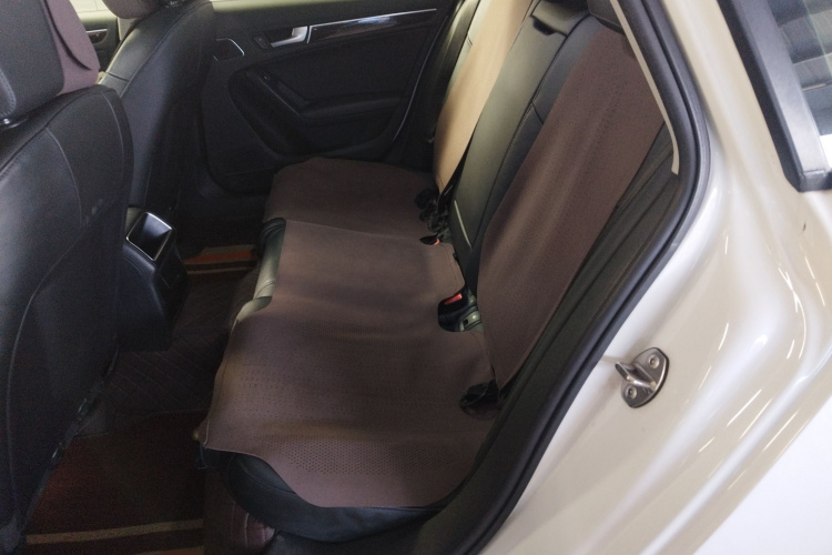 奥迪A4L 2013款 35 TFSI 自动标准型中控内饰21