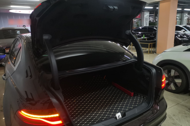 捷豹XEL 2020款 2.0T 250PS SE科技优雅版机舱底盘23