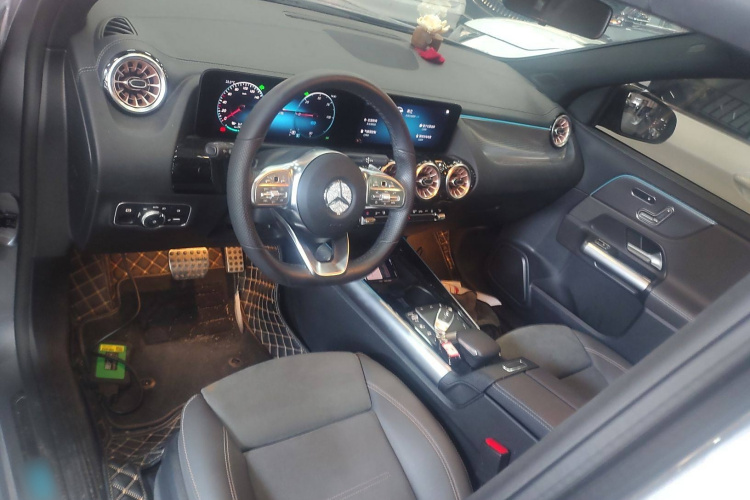 奔驰EQA 2022款 EQA 300 4MATIC 首发特别版中控内饰7002