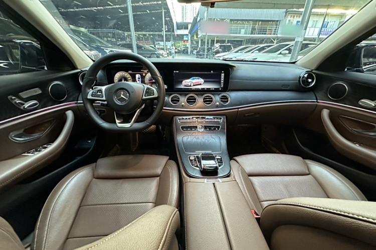 奔驰E级 2018款 改款 E 200 L 运动型中控内饰7009