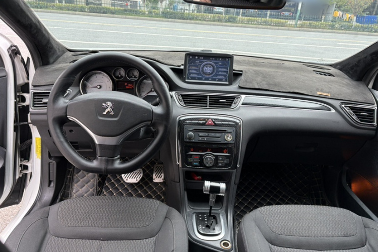 标致308 2014款 乐享版 经典 1.6L 自动风尚型中控内饰7001