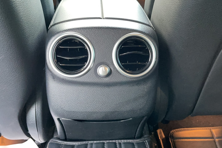 奔驰C级 2018款 C 180 L 时尚型运动版局部细节9001