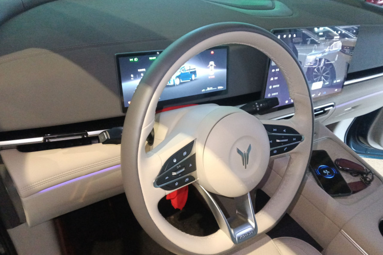 岚图汽车 岚图梦想家 2025款 PHEV 四驱旗舰乾崑版中控内饰7002