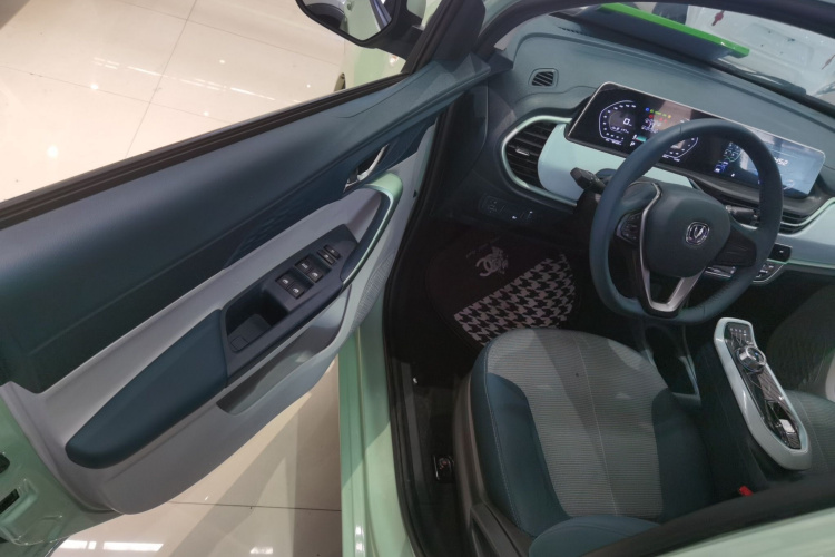 长安欧尚 奔奔E-Star 2022款 国民版 多彩限量款（快充版）三元锂中控内饰7003