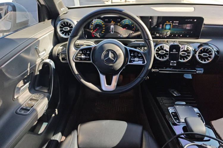 奔驰A级 2019款 A 200 L中控内饰13