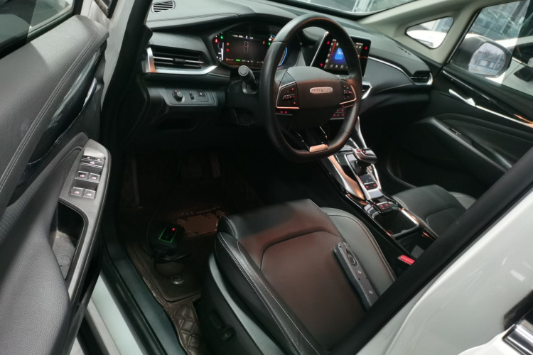 上汽大通MAXUS 大家5 2022款 1.3T PLUG IN 乐享版 七座中控内饰7003