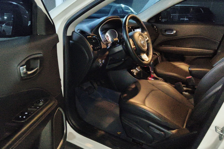 Jeep 指南者 2019款 220T 自动家享版中控内饰7003