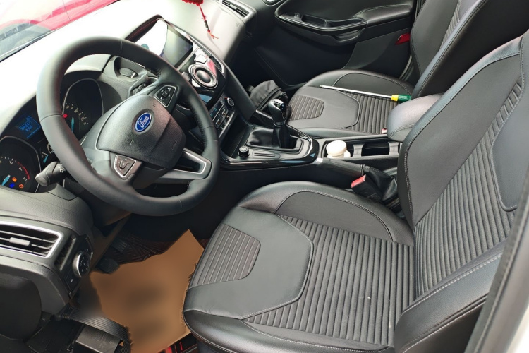 福特 福克斯 2015款 三厢 1.6L 手动风尚型局部细节19